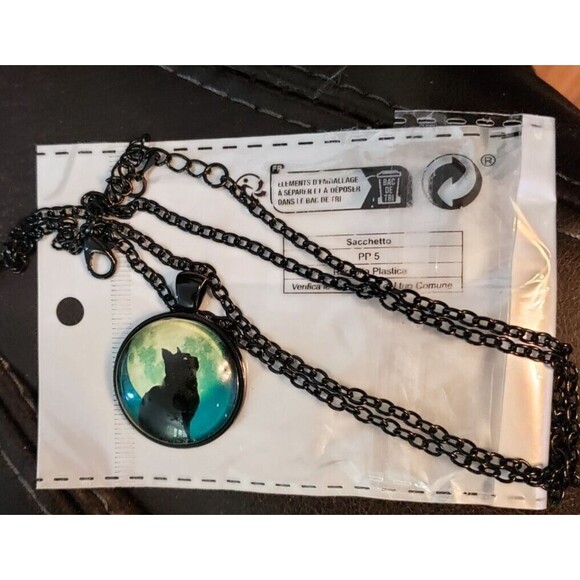 Glow in The Dark Black Cat & Moon Necklace Black Chain - Picture 5 of 6